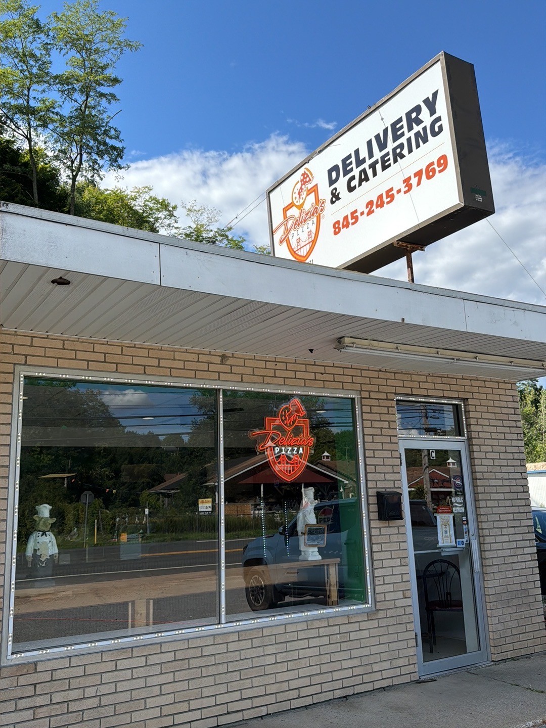 Delizia's Pizza storefront in Newburgh, New York